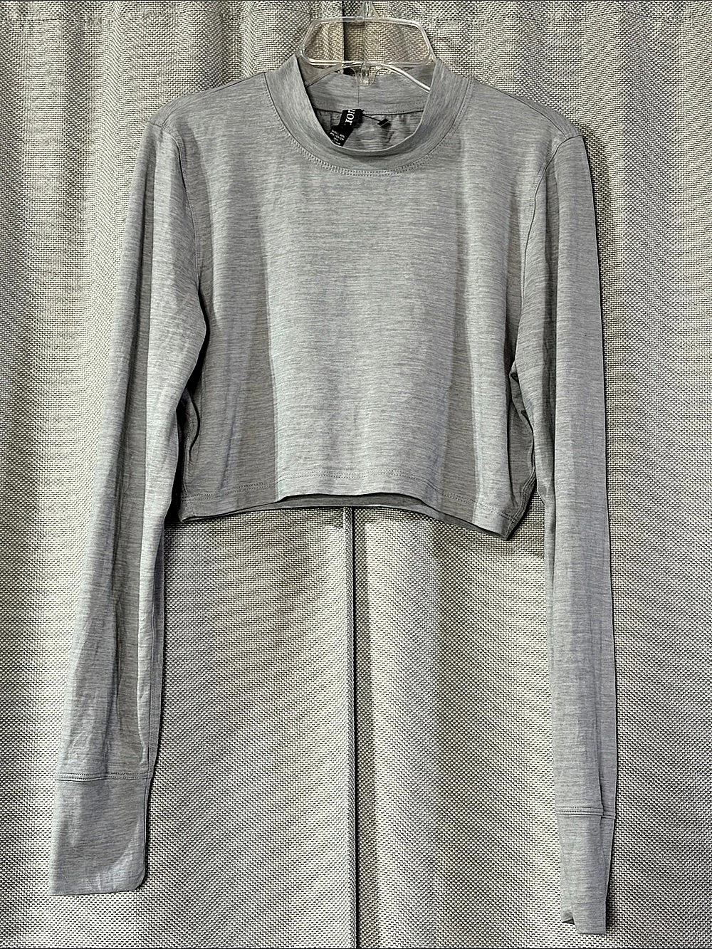 Vuori Cropped Long Sleeve Top in Gray Large Like New